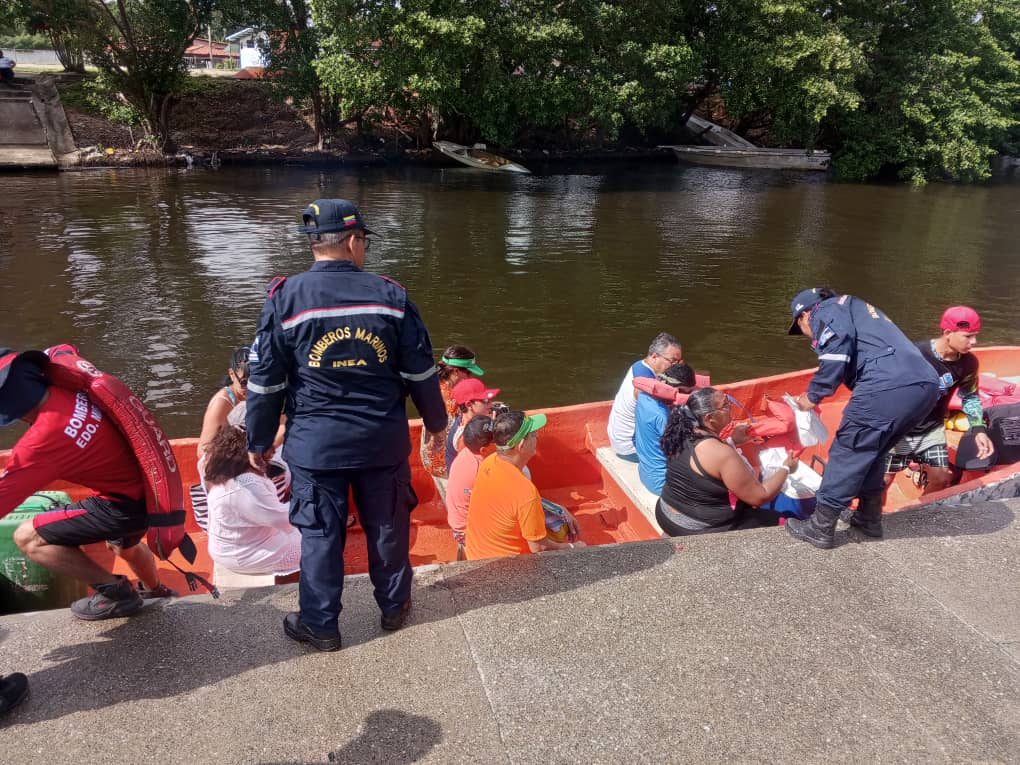 inea_venezuela's tweet photo. #12Feb #CarnavalesSegurosINEA2024
En La Pergola Marina de #Carenero los Bomberos Marinos de la @Capiptocarenero realizan constantemente charlas sobre el uso del chaleco salvavidas a los turistas que visitan la entidad.
#ComprometidoconlaVenezuelaAzul https://t.co/zJDHJ9JVeR