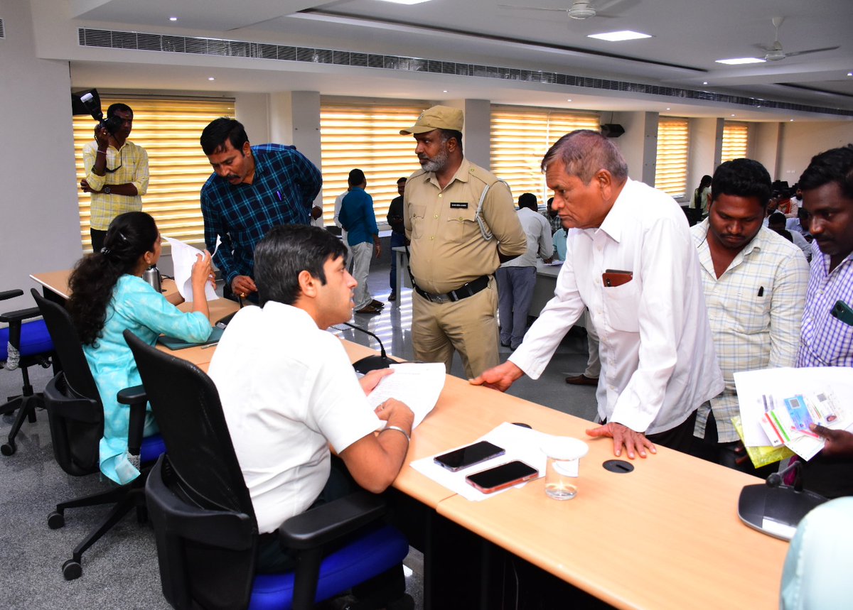 సమీకృత జిల్లా కార్యాలయాల సముదాయంలోని ఆడిటోరియంలో నిర్వహించిన ప్రజావాణి కార్యక్రమానికి హాజరై ప్రజల నుండి వినతులు స్వీకరించిన <a href="/Collector_RSL/">CDM_RajannaSircilla</a> శ్రీ అనురాగ్ జయంతి.

<a href="/TelanganaCMO/">Telangana CMO</a>  <a href="/IPRTelangana/">IPRDepartment</a>