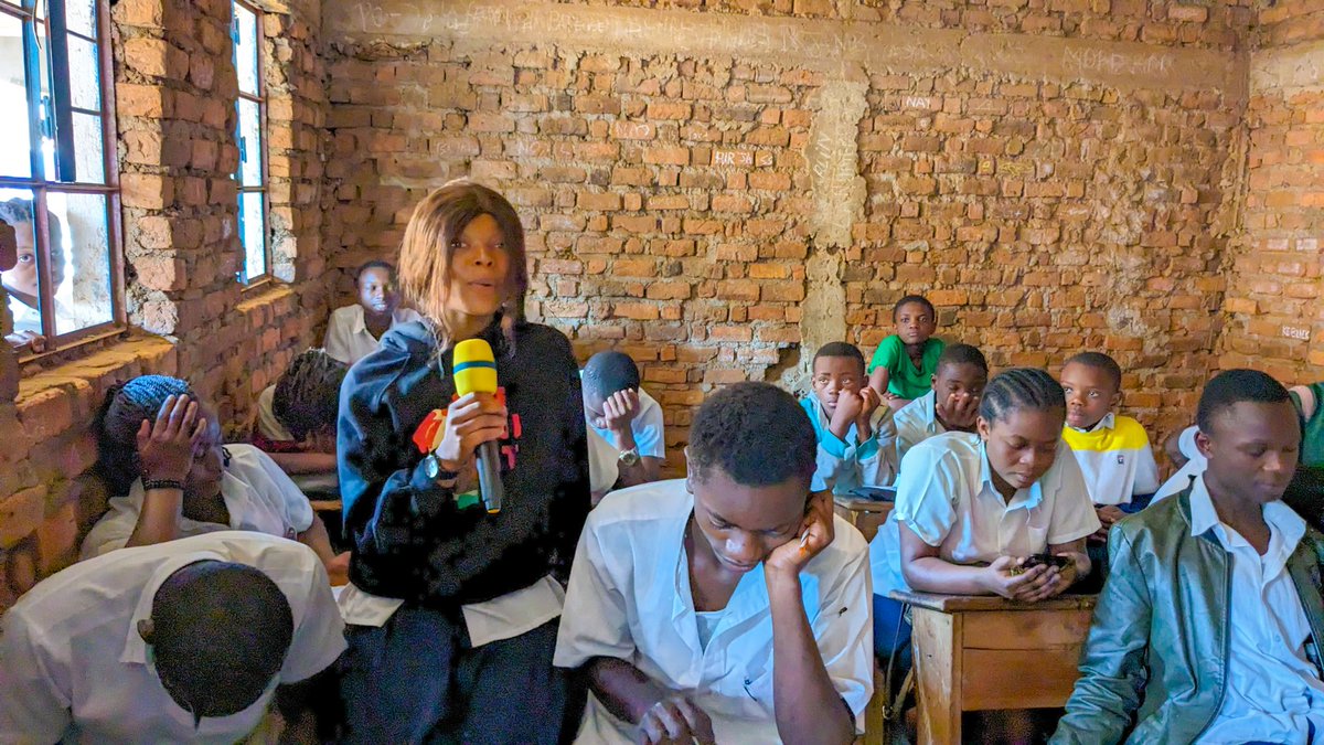 leon_mugisho's tweet photo. On the occasion of my birthday, I had the opportunity to raise awareness among students about climate change and environmental protection.
All change starts with a good education. So put education first
#EducateFirst #EducationForAll
#Riseupmovement
@UNICEF @Sdg13Un https://t.co/dV35RaNDZW