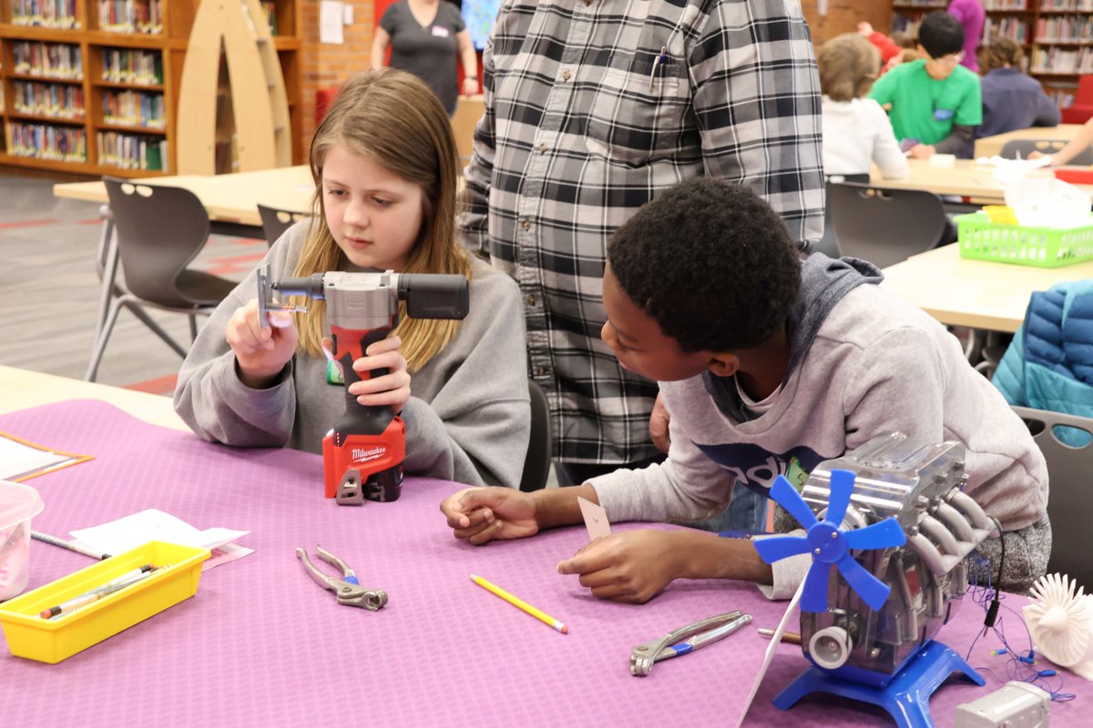 MidlandPS's tweet image. Jefferson’s CSI classes enjoyed Flight Week last week! Pilots from Barstow Airport visited Mrs. Brillhart and McKane’s students to teach them about flight patterns, building planes, mapping, etc. #Aviation #CSIClass #STEM #MidlandPublicSchools