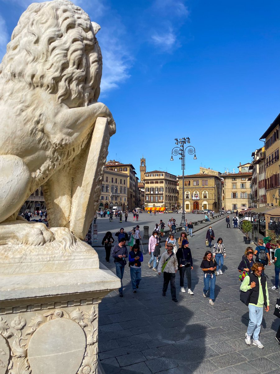 Piazza di Santa Croce #firenze #italia 

#italy #florence #santacroce #cathedral #cattedrale #basilica #square #piazza #toscana #tuscany #tuscanylovers #lion #leone #brunelleschi #traveling #florenceitaly #architecture #architettura #campanile #cityscape #belfry #belltower