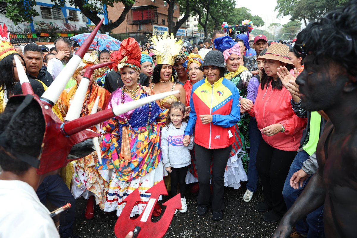Disfrutemos de la música, el ritmo, los disfraces coloridos, las comparsas, de nuestra gastronomía y del Carnaval venezolano, una temporada bonita, para vivirla en unión familiar y con alegría. ¡Felices Carnavales Venezuela! ¡Rumba y Baile!