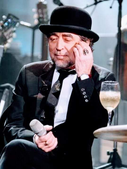 HAPPY BIRTHDAY TO ME
Emilios, burofax, esemeeses,
canas en flor, primeras ediciones,
todo lo que le sobra a mis canciones
me lo cobran los años y los meses.
Maldita bendición, plata Meneses,
rata de callejón sin pantalones;

#joaquinsabina