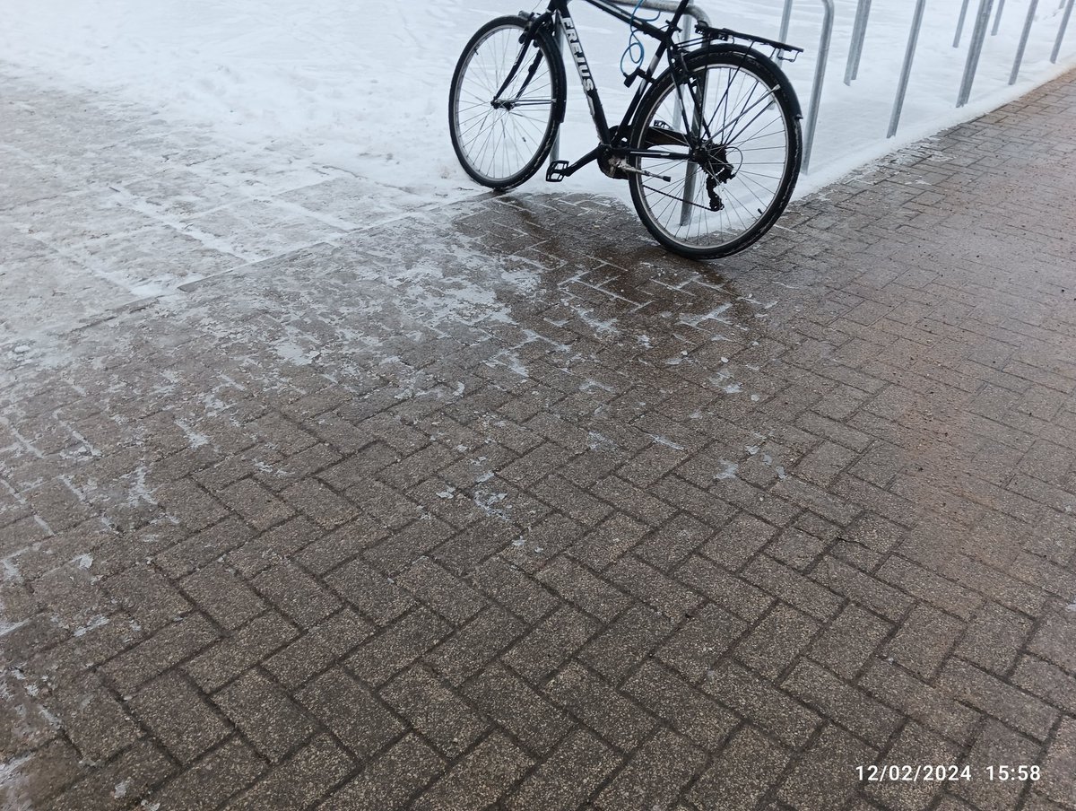 LatvianNature's tweet photo. Šodien Valmierā ir redzams spogulis. Uz ietvēm ir izveidojies ledus, kas man radīja grūtības pārvietoties.
Valmierā šobrīd ir spēcīga atkala. Joprojām līst lietus -2 grādos. Tomēr ledus nav izveidojies uz galvenajām šosejām.
@LVGMC_Meteo @meteolapa
#atkala #ledus #ziema https://t.co/4RoRh8x9OF