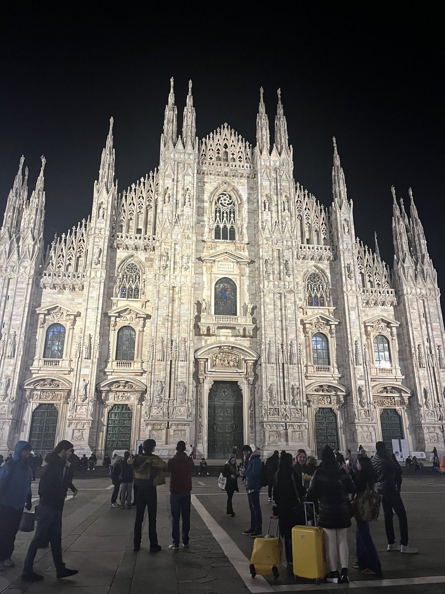 Jordicallejon's tweet photo. Dies bonics per Milà! #milano #espresso #spaguetti #golden #Swarovski #coquette #prego #maciacchini #postureo #rissoto #Duomo #ambrosio #navigli #leonardodavinci #piuvia #waynabox #ossobucoallamilanesse #duepanettone #unomelozampo #emmanuelle #bassals #🧡 https://t.co/sAFLMN76WQ