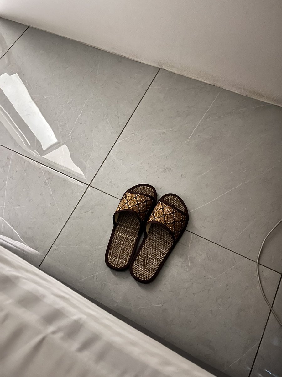 เหนื่อยๆเลยกลับบ้านหาพ่อ พ่อมาห่มผ้าให้ก่อนนอน ตื่นก่อนก็เดินมาจุ๊บแก้ม เช้ามาเอารองเท้ามาวางให้ข้างเตียงเพราะไม่อยากให้ลูกเหยียบพื้นกระเบื้องเย็นๆ บางทีกูก็คิดนะ ว่าทำไมโลกถึงโหดร้ายกับกูจัง ทั้งๆที่กูก็เป็นแค่เจ้าหญิงน้อยๆที่ปะป๊าทะนุถนอมมาอย่างดีอ่ะ