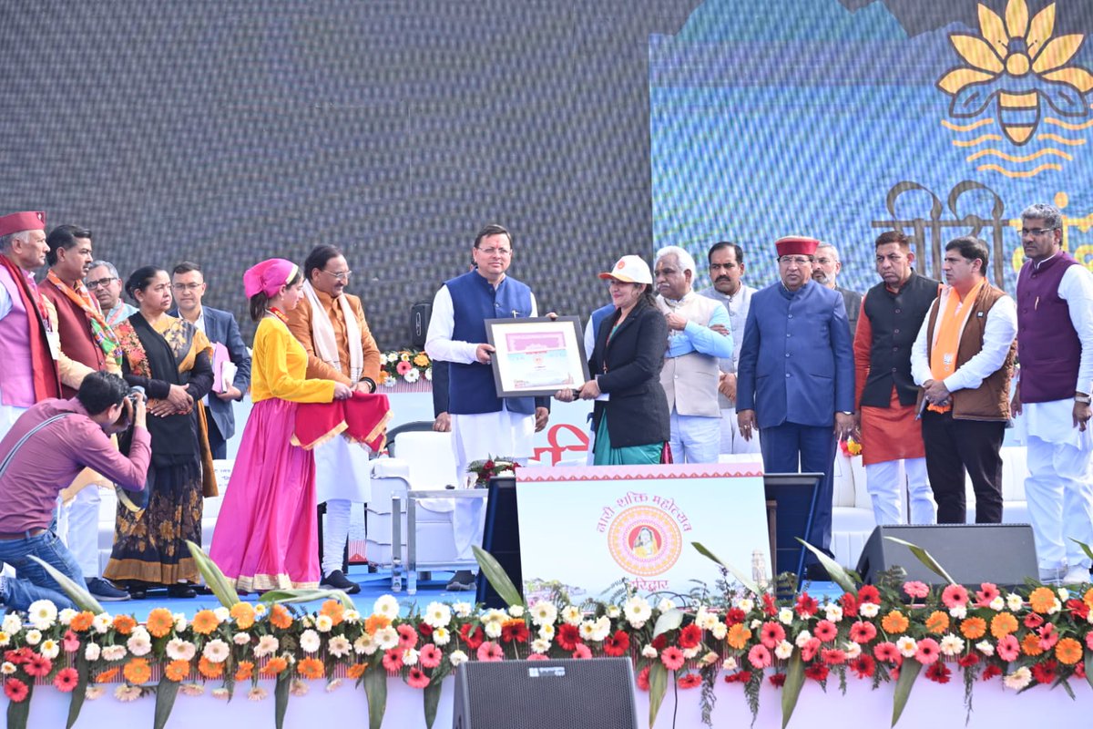 Usrlm_Haridwar's tweet photo. आज दिनांक 12.02.2024 को जनपद हरिद्वार के ऋषिकुल मैदान मैं नारी शक्ति सम्मेलन मैं भादराबाद ब्लॉक से स्वागत सीएलएफ की सचिव विमला जोशी और भगवानपुर ब्लॉक से रूपा सैनी देवभूमि एसएचजी को एनआरएलएम मैं सर्वोत्तम कार्य करने के लिए माननीय मुख्यमंत्री पुष्कर धामी द्वारा सम्मानित किया गया । https://t.co/EpGlGW5UOq