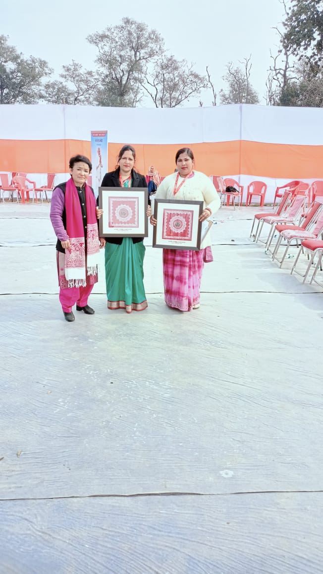 Usrlm_Haridwar's tweet photo. आज दिनांक 12.02.2024 को जनपद हरिद्वार के ऋषिकुल मैदान मैं नारी शक्ति सम्मेलन मैं भादराबाद ब्लॉक से स्वागत सीएलएफ की सचिव विमला जोशी और भगवानपुर ब्लॉक से रूपा सैनी देवभूमि एसएचजी को एनआरएलएम मैं सर्वोत्तम कार्य करने के लिए माननीय मुख्यमंत्री पुष्कर धामी द्वारा सम्मानित किया गया । https://t.co/EpGlGW5UOq