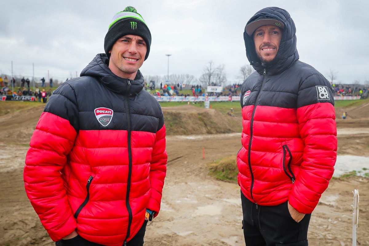 AlessioPiana130's tweet photo. Ieri a Mantova per il conclusivo appuntamento degli Internazionali d'Italia Motocross #INTMX in qualità di illustri spettatori, oggi Alessandro Lupino e Tony Cairoli in azione per dei Test con la Ducati Desmo450 MX che debutterà tra un mese proprio al Crossodromo mantovano. https://t.co/w5Tt8hDSyD