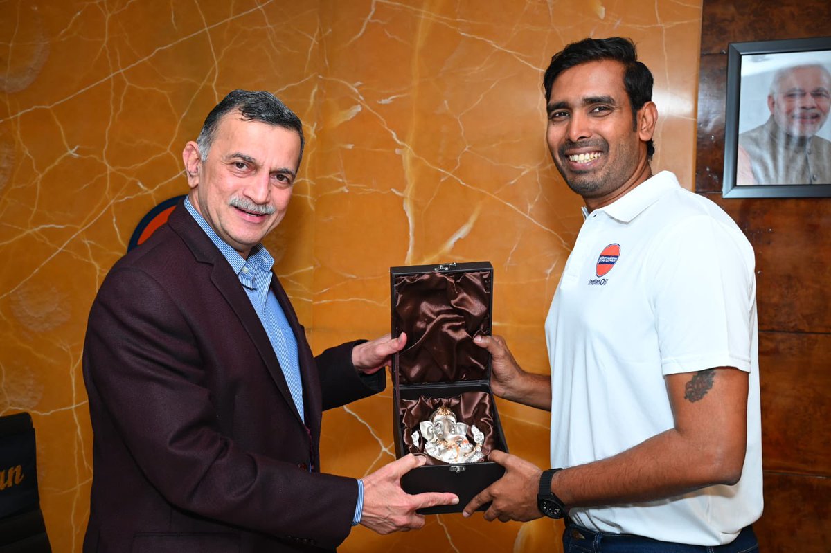 S M Vaidya, @ChairmanIOCL, wished #IndianOilSportStar Sharath Kamal, on behalf of the entire #IndianOil family for his upcoming record appearance at the 5th Paris #Olympic games. Sharath's gritty journey serves as an inspiration athletes across India. #OlympicDreams