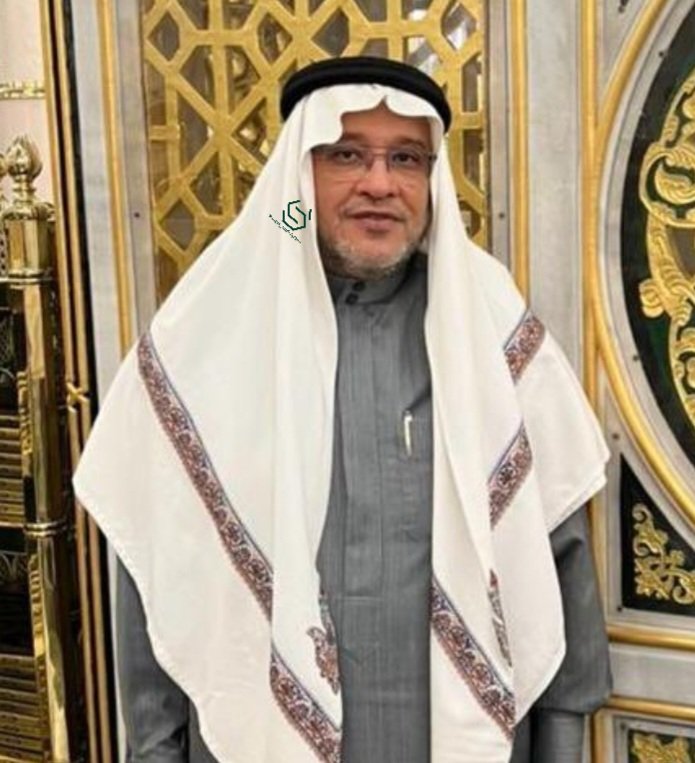 saud_abdulghani's tweet photo. أ.عبدالكريم بن أمين بن صالح خشيم رحمه الله، وُلد بالمدينة وهو أصغر إخوته الأربعة، حيث نشأ وتربى ودرس مراحل التعليم العام بالمدينة،  وعمل مع والده واخوانه في العطارة قبل ان يبدأ دراسته الجامعية، تخرج من قسم المحاسبة بجامعة الملك سعود بالرياض، التحق بالعمل في شركة الكهرباء بالمدينة وآخر ظيفة له مدير الشئون المالية حتى تقاعده، كان محبا لمسجد الرسول صلى الله عليه وسلم وملازما له قبل أن يبعده المرض عنه، رزقه الله 2 من الأبناء الذكور هما أحمد،  وأسامة و 4 إناث، توفي بالمدينة ودفن بها (المصدر أ.عماد صالح خشيم حفظه الله).