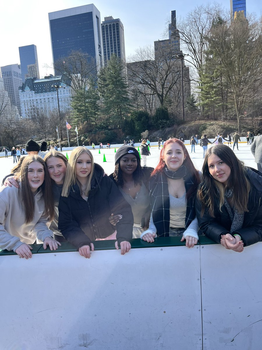 MrsSmithDrama's tweet image. Ice Skating in Central Park. The sun is shining and the skyscrapers in the background look beautiful! Part of the park was closed for filming on a set so we’re hoping to be in the background of the next episode of FBI 🤞🏼🤞🏼