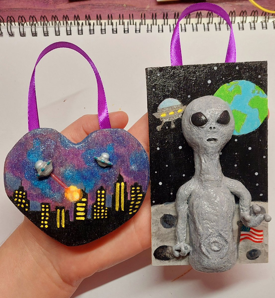 These two can finally be used as wall decorations. Didn't have any superglue before, so I couldn't attach any threads to them.
#Art #clay #scifi #decorations #walldeco #alien #ufo #City #nightsky #earth #space #laser #invasion #cosclay #polymer #wood