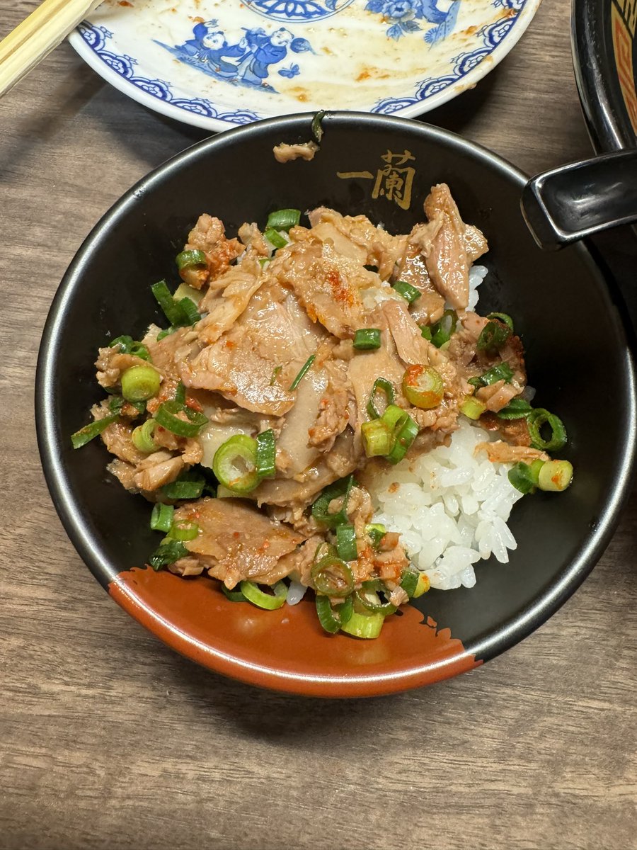 小ごはんに煮込み焼き豚皿
美味い！
#一蘭 #小ごはん #煮込み焼き豚皿