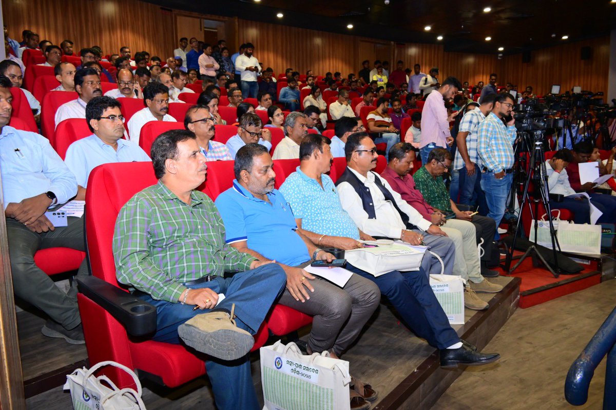 farddepartment's tweet image. A #PressMeet today announced the 1st-ever Matsya Pranee Samavesh Odisha 2024 at Krushi Bhawan from Feb 16-18, 2024. Held under the chairmanship of Hon&apos;ble Minister DA&amp;amp; FE, F&amp;amp; ARD, in presence of Principal Secy. F&amp;amp; ARD, Directors of fishery &amp;amp; AH&amp;amp; VS, MD OMFED, and (1/2)