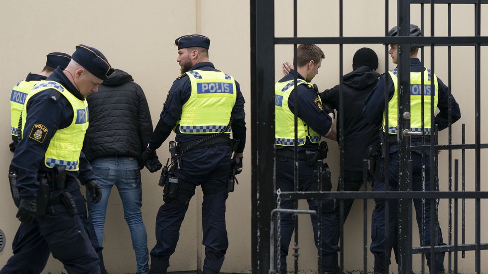 malmskinen's tweet photo. Förslaget om säkerhetszoner/visitationszoner är ingen game changer. Det kommer möjligen ha en preventiv och avkylande effekt på gängkonflikterna, men bara på marginalen. 

I debatten om förslaget blir det dock uppenbart att många som uttalar sig har noll koll. 🧵! https://t.co/0TRoTldYdv