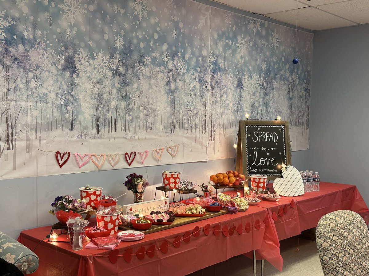 APHolli9's tweet photo. Our fabulous LES PTA is spreading their  love to our wonderful staff! 💕 https://t.co/4xO5uFRRRd