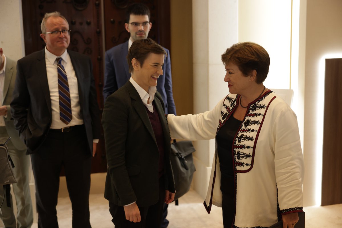 Wonderful to catch up w/ my old friend & fellow Balkan woman leader @SerbianPM at #WGS24. I congratulated her on 🇷🇸's strong economic performance under the IMF-supported program: recovering growth, falling inflation & public debt, reserves at all-time high, and preparing for AI.