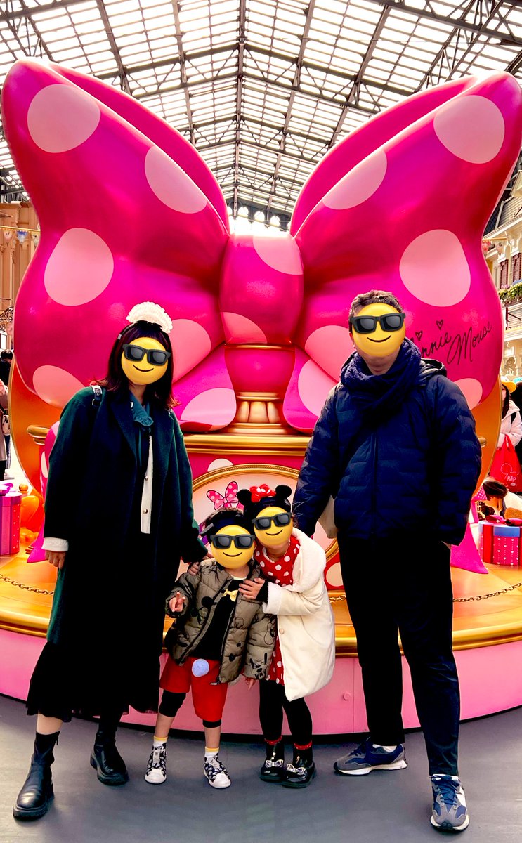 Disney_panda625's tweet photo. 無事にパルってきましたー！　と言いつつホンテの謎解きに全力で子供達はミキミニを着たがり、私はホンテバウンドと言う自由な家庭ですw 謎解きはパークでないと出来ない部分まで全力で進め帰宅後、子供が寝た後に夫婦で解きましたが難しかった💦
でもパルミニーも見れたし良かった(*°∀°*) https://t.co/1Sk7aswgXU