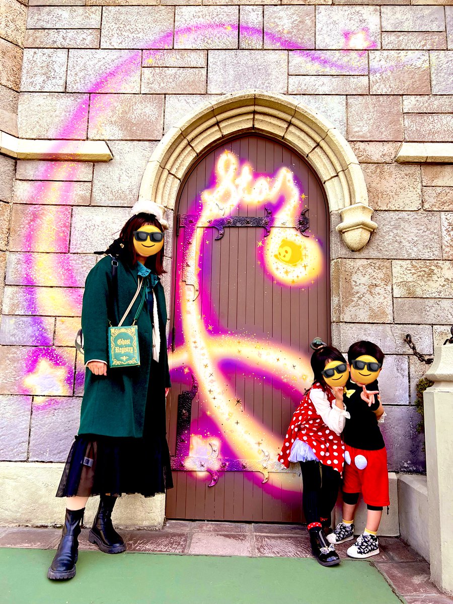 Disney_panda625's tweet photo. 無事にパルってきましたー！　と言いつつホンテの謎解きに全力で子供達はミキミニを着たがり、私はホンテバウンドと言う自由な家庭ですw 謎解きはパークでないと出来ない部分まで全力で進め帰宅後、子供が寝た後に夫婦で解きましたが難しかった💦
でもパルミニーも見れたし良かった(*°∀°*) https://t.co/1Sk7aswgXU