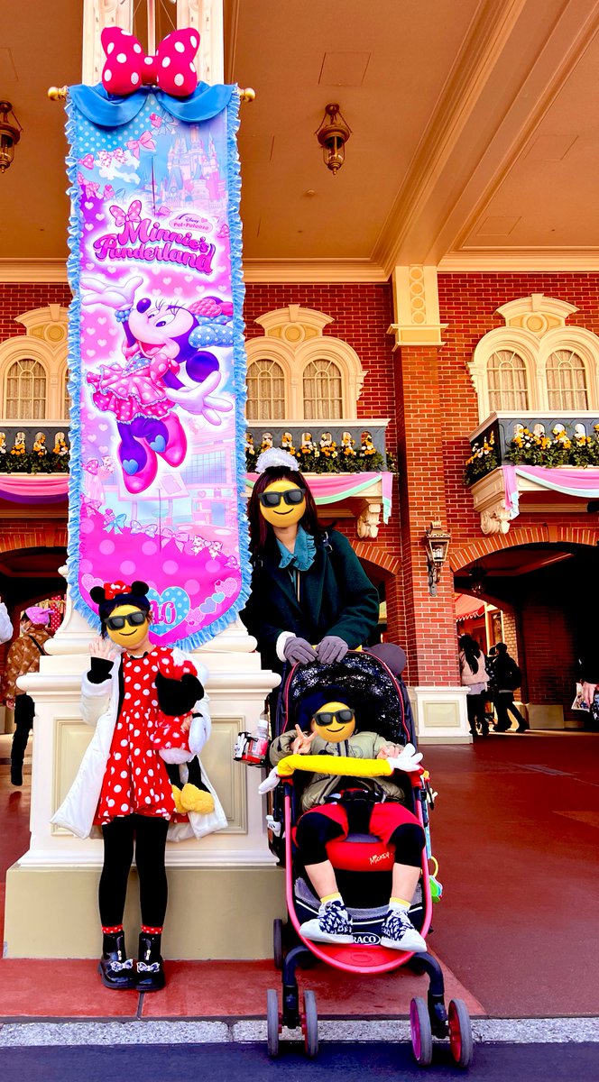 Disney_panda625's tweet photo. 無事にパルってきましたー！　と言いつつホンテの謎解きに全力で子供達はミキミニを着たがり、私はホンテバウンドと言う自由な家庭ですw 謎解きはパークでないと出来ない部分まで全力で進め帰宅後、子供が寝た後に夫婦で解きましたが難しかった💦
でもパルミニーも見れたし良かった(*°∀°*) https://t.co/1Sk7aswgXU