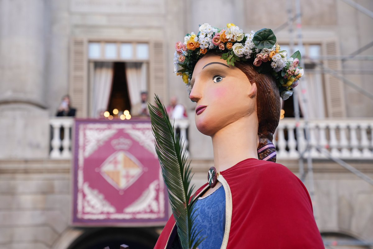 carolainrc's tweet photo. Santa Eulàlia es la patrona històrica (i d'hivern) dels barcelonins i barcelonines. 

I avui hem celebrat el seu dia amb la tradicional penjada del penó i la visita al Monestir de Pedralbes @MPedralbesBCN. 

Visca Santa Eulàlia! ❤️🎉 https://t.co/BiWDuZdNO6