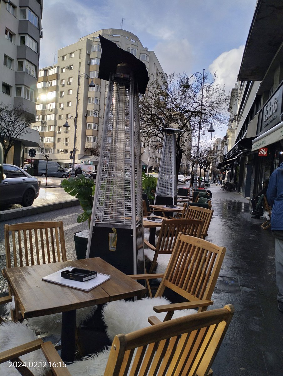 Travel_2Romania's tweet photo. Pe Calea Victoriei, după ploaie. #București #cafee , #terraces, #brunch #city
#TraveltoRomânia https://t.co/RNr9bwIIu5
