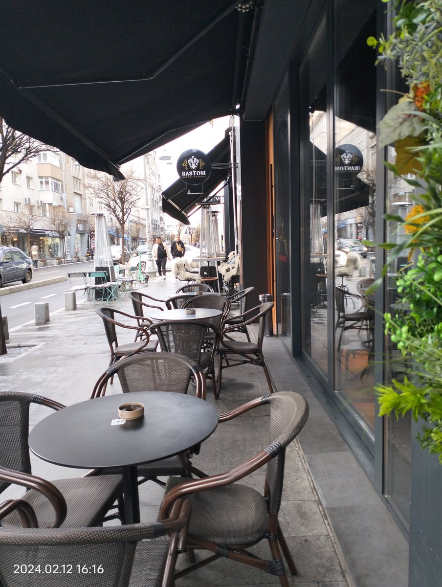 Travel_2Romania's tweet photo. Pe Calea Victoriei, după ploaie. #București #cafee , #terraces, #brunch #city
#TraveltoRomânia https://t.co/RNr9bwIIu5