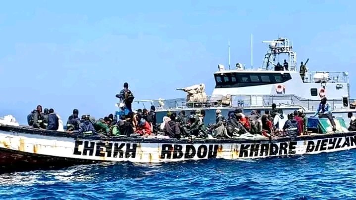 La_tele_en_vrai's tweet photo. 🔴Un échec pour des migrants sénégalais 🇸🇳. Hier, le #Lac #Retba de la Marine nationale française🇨🇵 a débarqué à la base navale de Dakar avec 85 migrants irréguliers retrouvés à bord d’une pirogue en détresse et à la dérive à 100 km au sud de Dakar. https://t.co/vxP0K0PbZZ
