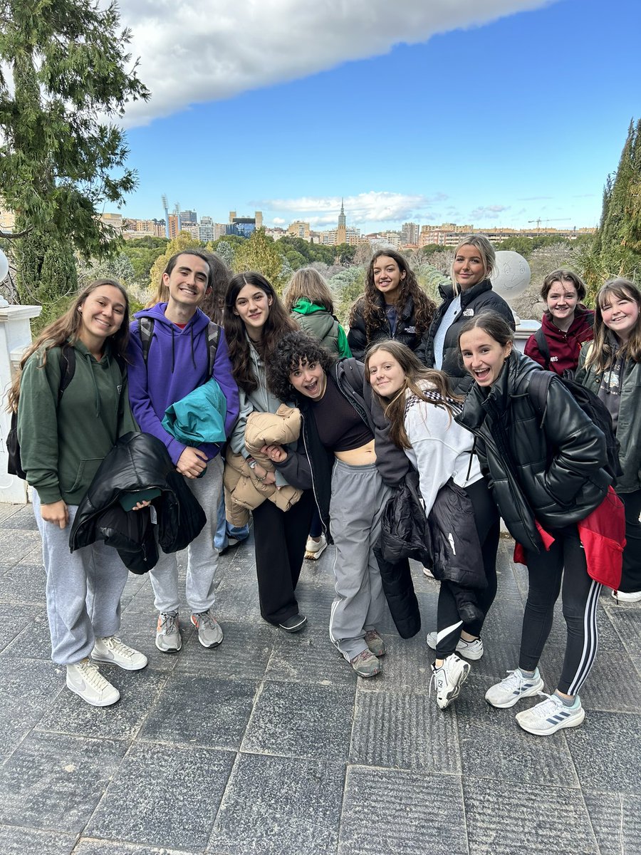 Un día en el instituto 😎 fuimos a clases, aprendimos a bailar la jota, jugamos en el parque y vimos el mural que hicimos hace 5 años en el último intercambio 😍