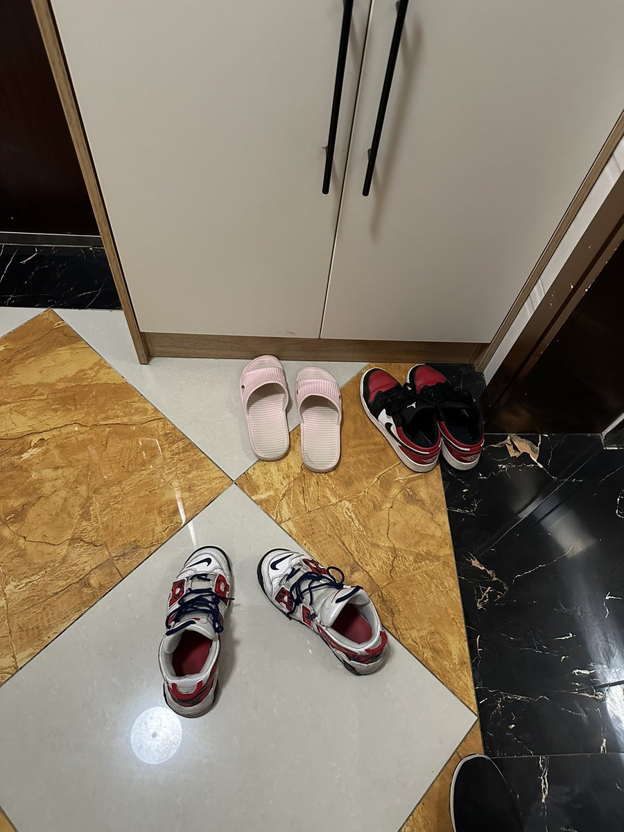 龙年首发！   时隔一年回访同单元学生妹， 这双皮蓬还在穿 比去年脏了一些 。鞋里湿乎乎 味道十足 #扫楼  #打胶  #原味 https://t.co/50uf83hpX5
