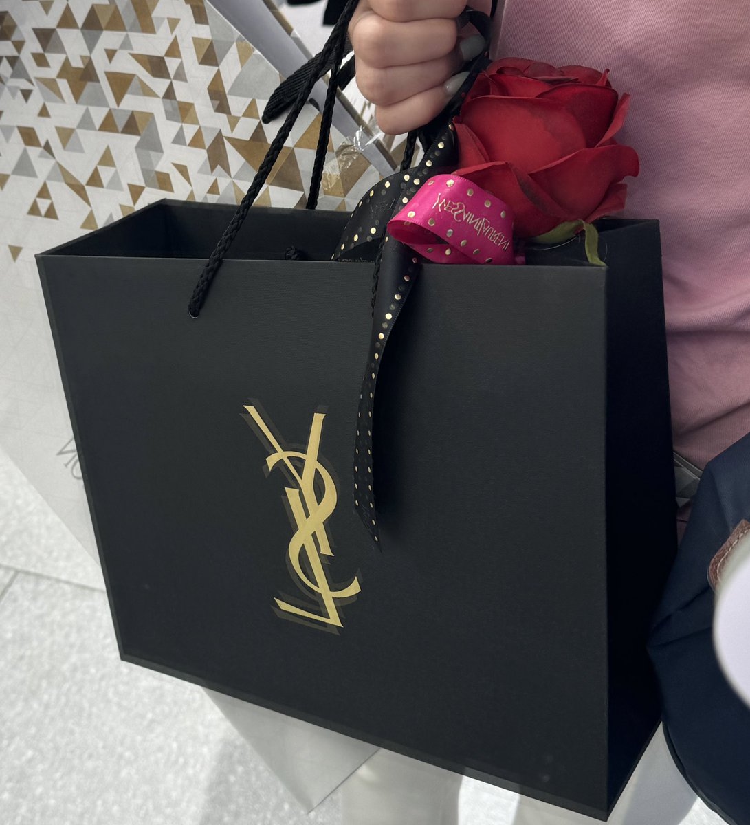 mycutiestuff's tweet photo. Ysl myself 60ml 
3600บาท ส่งฟรี/นัดรับได้
ไม่เคยแกะซีล เพิ่งซื้อเมื่อวาน ห่อของขวัญรับวาเลนไทน์ ขายต่อเพราะซื้อมาซ้ำค่ะ😭 #ส่งต่อน้ำหอม #พร้อมส่ง #ส่งต่อysl #ส่งต่อคสอ #ส่งต่อเครื่องสำอาง https://t.co/y2r1GrXbuV