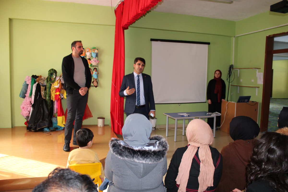 Müdürümüz ÖZMÜŞ, Yağmur Anaokulu'nu ziyaret etti. Tüm sınıfları ziyaret edip çocuklarla tek tek ilgilendi. Daha sonra okulda yapılan veliler toplantısında velilerle bir araya geldi.<a href="/ali___yildirim/">Ali Yıldırım</a>