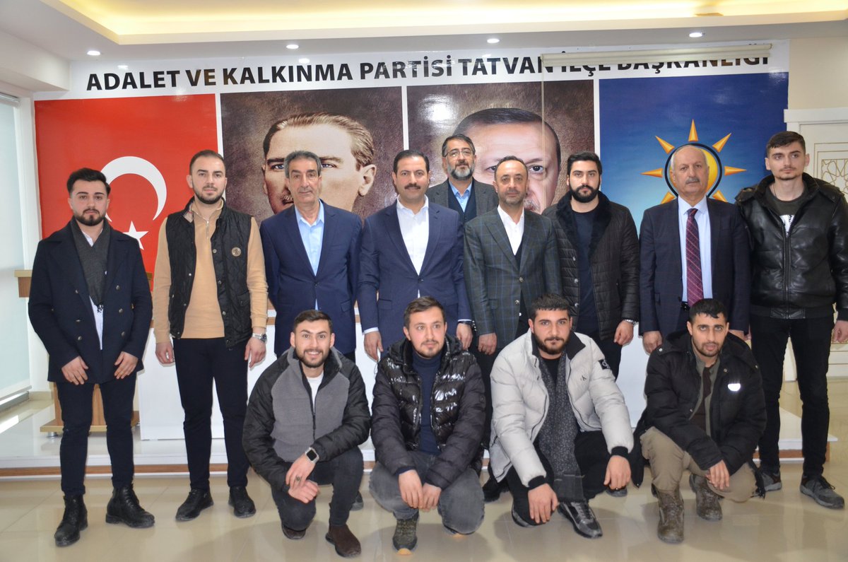 AK Parti Tatvan İlçe Başkanlığımızı ziyaret ettik.

İlçe Başkanımız Erhan Ayaz ile birlikte yakın zaman önce göreve başlayan Kadın ve Gençlik Kolları başkanlarımızı tebrik ettik.

Yeni görevlerinde başarılar diliyorum. Partimize ve Tatvan'ımıza hayırlı olsun.
