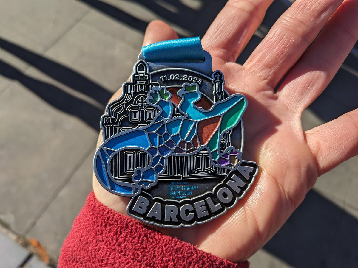 Pensator's tweet image. 1h 21m 56s Media Maratón Barcelona a 3:51 km. Contento con la evolución, de no correr hace 3 años a esto. Año que viene más 😉 Hoy de recovery day con los niños 👨‍👧‍👦