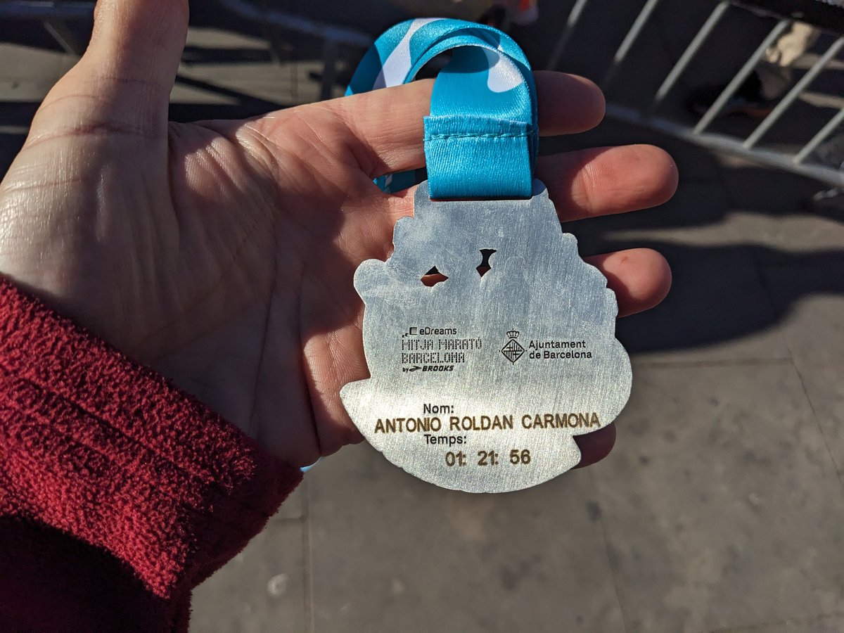 Pensator's tweet image. 1h 21m 56s Media Maratón Barcelona a 3:51 km. Contento con la evolución, de no correr hace 3 años a esto. Año que viene más 😉 Hoy de recovery day con los niños 👨‍👧‍👦
