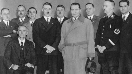 ¿Los nazis socialistas?
Los amigos de Adolf Hitler tienen mala memoria, pero la aventura nazi no hubiera sido posible sin la ayuda que de ellos recibió.  Como sus colegas Mussolini y Franco, Hitler contó con el temprano beneplácito de la Iglesia Católica.  
Hugo Boss vistió su