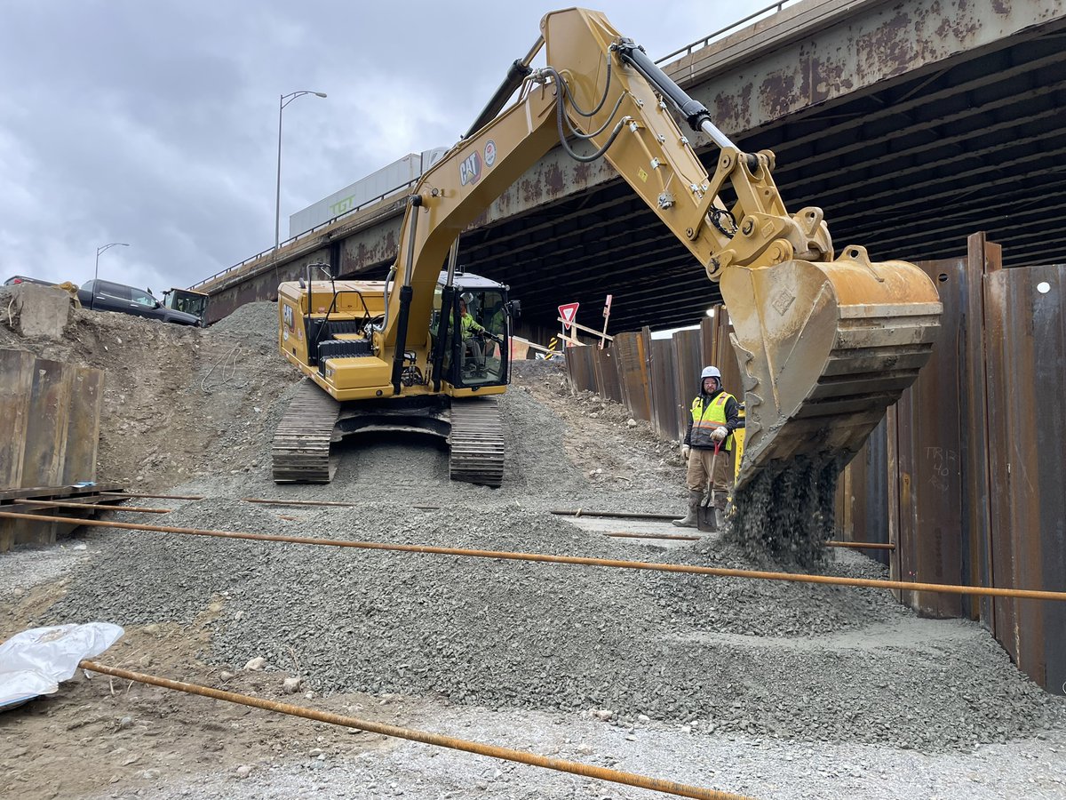 SPSNEInc's tweet photo. The SPS/Walsh Joint Venture team continues bulkhead and construction access trestle progress on the MassDOT I-90/I-95 Interchange Project in Newton/Weston. #SPS-Walsh_JV #SPSNE #maintowoc_cranes #piledriving #heavycivilconstruction #CATequipment #jacobsengineering
@thebiggreenw https://t.co/Pq0UMizcrN