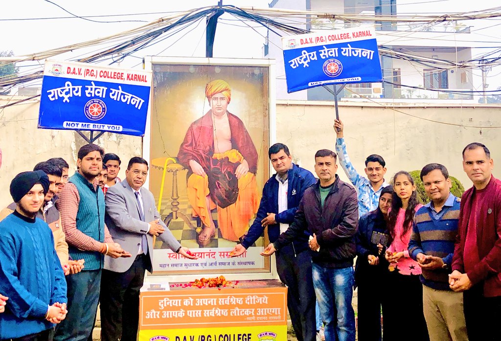 आज डी ए वी पी जी कॉलेज करनाल हरियाणा राष्ट्रीय सेवा योजना इकाई के द्वारा आर्य समाज के संस्थापक #दयानंद सरस्वती की जयंती पर #पुष्प अर्पित कर नमन किया गया। एन एस एस स्वयंसेवको व शिक्षकों ने उनके बताये रास्ते पर चलने का संकल्प लिया ।
<a href="/rashtrapatibhvn/">President of India</a> <a href="/ianuragthakur/">Anurag Thakur</a> <a href="/_NSSIndia/">NSS India</a>