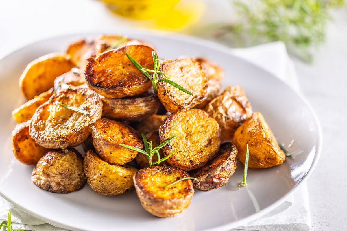 BlueShieldCA's tweet image. Mashed, baked or fried, it’s #PotatoLoversMonth! #Potatoes are a good source of fiber &amp;amp; are loaded with antioxidants which can boost digestive health &amp;amp; may help lower blood pressure and your risk for heart disease and cancer. Get more #HealthyMeal ideas at bit.ly/3uvfHaK