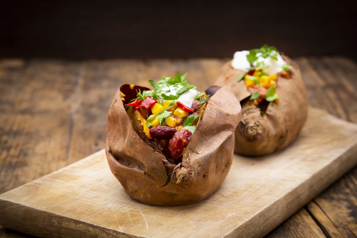 BlueShieldCA's tweet image. Mashed, baked or fried, it’s #PotatoLoversMonth! #Potatoes are a good source of fiber &amp;amp; are loaded with antioxidants which can boost digestive health &amp;amp; may help lower blood pressure and your risk for heart disease and cancer. Get more #HealthyMeal ideas at bit.ly/3uvfHaK