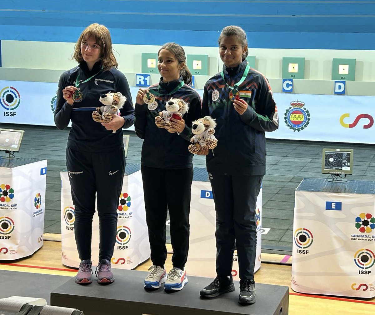 A clean sweep in the junior men’s and a double podium including gold🥇 in junior women’s air rifle is how a dominant India began their @issf_official World Cup 10M Junior WC 10M campaign in Granada, 🇪🇸. Isha Taksale & Umamahesh Maddineni won the first two 🥇 🥇 for #India 🔥🇮🇳