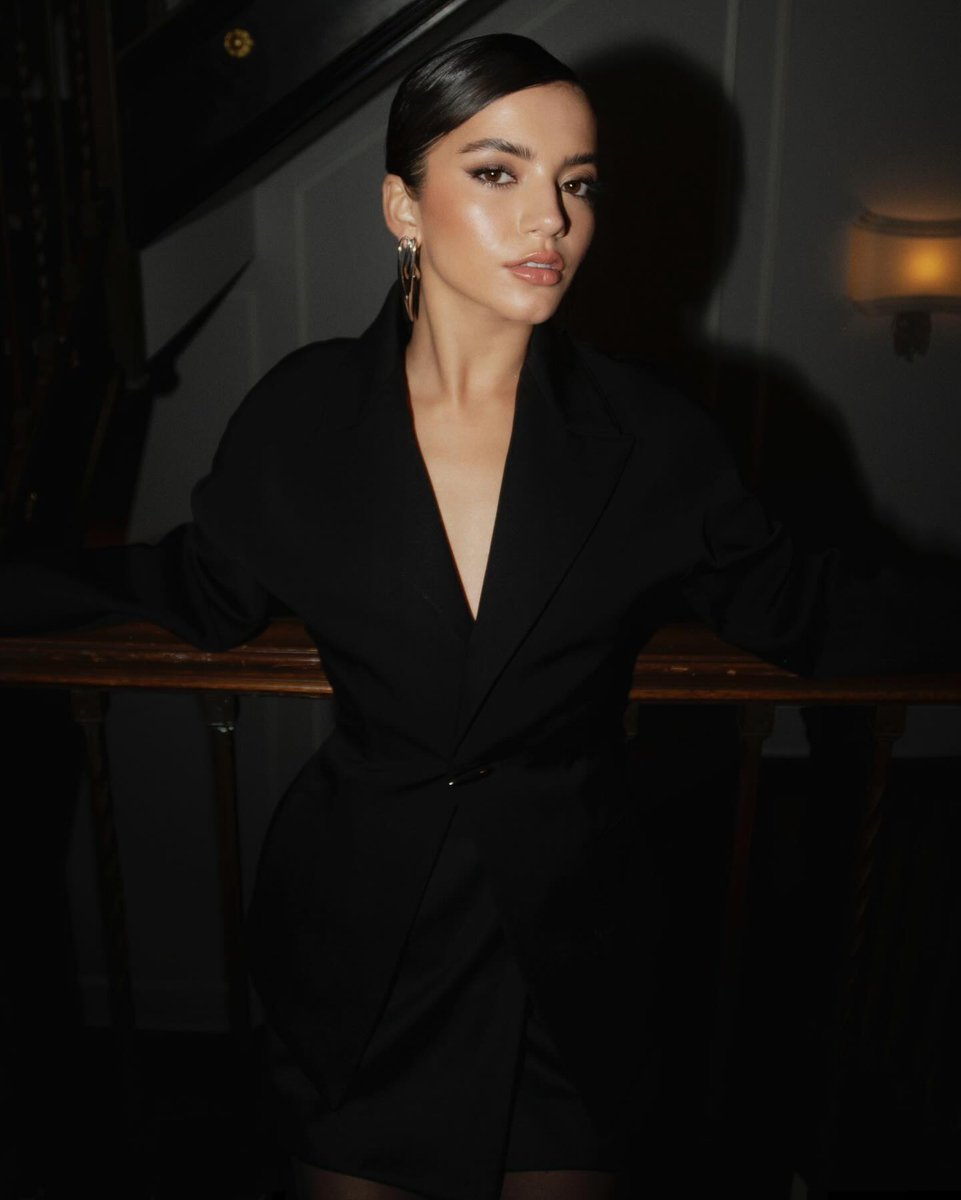 archivesisabela's tweet photo. most beautiful woman in the world https://t.co/FSH0QDl0fA