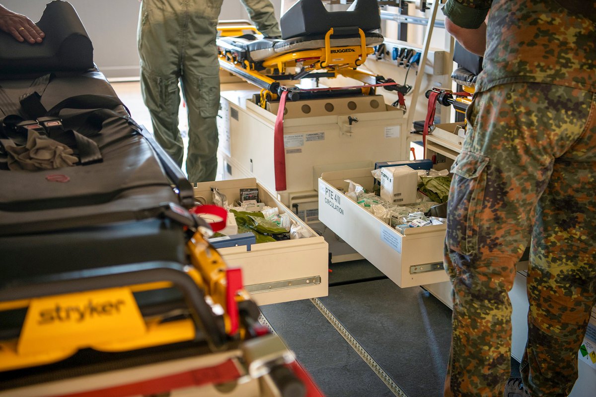 Limited space but countless possibilities, that is the principle of AUTOFLUG MULTIBASE: The fixed MULTIBASE frame is ideal for attaching medical equipment which gives the opportunity to care for two patients with sufficient space on one MULTIBASE.
But see for yourself:
#medevac