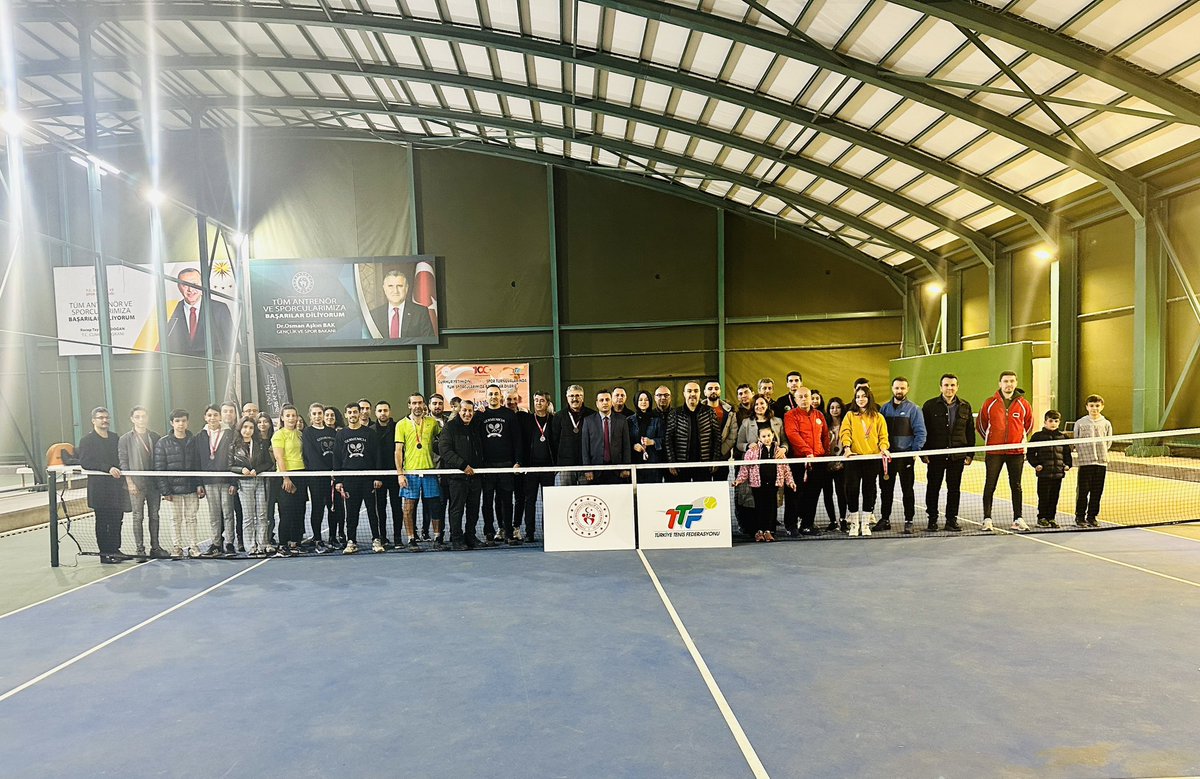 TTFK_Maras's tweet photo. Kahramanmaraş 6 Şubat Deprem Şehitlerini anma ve 12 Şubat Kurtuluş Bayramı etkinlikleri kapsamında düzenlenen Tenis Turnuvası düzenlenen ödül töreni ile tamamlanmıştır.@TTFCengizdurmus @CemilBOZ https://t.co/81nVhBPKcv