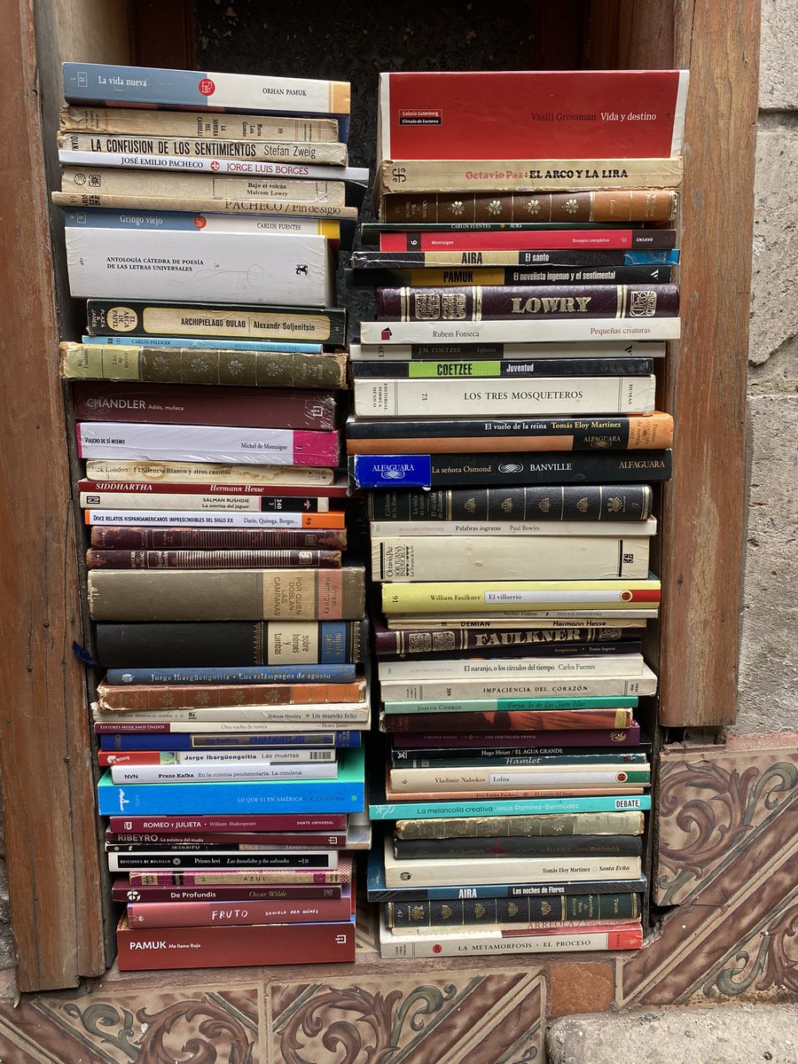 Va ofertón loco del Perro Librazo: alrededor de 200 libros, 200 pesos los más caros (algunos nuevos). Todos de primera. Ayúdenme con un RT para que se vayan todos.