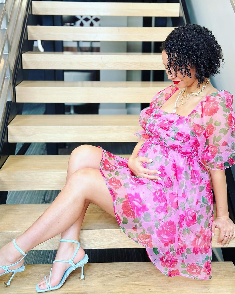 Griffe2Foot's tweet photo. Estelle Johnson annonce sa grossesse !!!

La défenseure internationale camerounaise a officialisé sur ses réseaux sociaux qu'elle est enceinte. La joueuse a dévoilé qu’elle attendait un petite garçon.🤰🏼🇨🇲⚽ https://t.co/0xjsdgrDDv