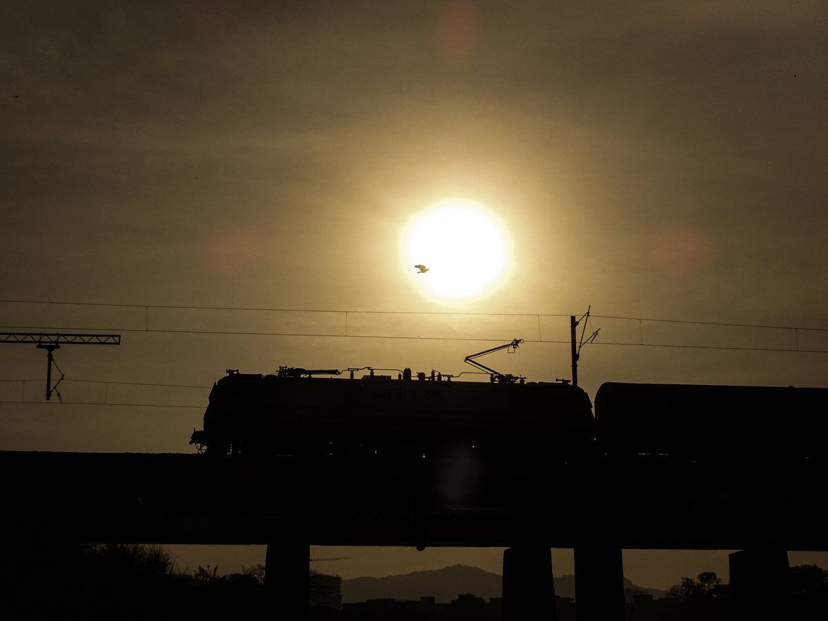#20924 Gandhidham - Tirunelveli #HumsafarExpress powers through Dhakli Bridge on a five evening near #Panvel. 12th February 2024 #IndianRailways #WAP5