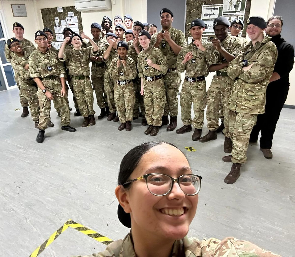 FSDRoss's tweet image. Busy weekend with the Wg Radio &amp;amp; Cyber Officer - Assisting in Sector 2's delivery (first since 2020) of Bronze Radio to 19 cadets and signing off 4 brand new instructors to push Bronze Radio in the sector! Well done all 🙌

@LondonAirCadets