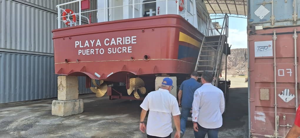 inea_venezuela's tweet photo. #12Feb #AvancesTAP

La inspección efectuada por el pdte. del #INEA Germán Gómez Larez a los trabajos de construcción de buques #TAP en #Cumaná incluyó la visita al monocasco Playa Caribe para supervisar el acomodamiento interno. 

Fue atendido por el pdte. de @marinoadv. https://t.co/mCK3Tw1h4V